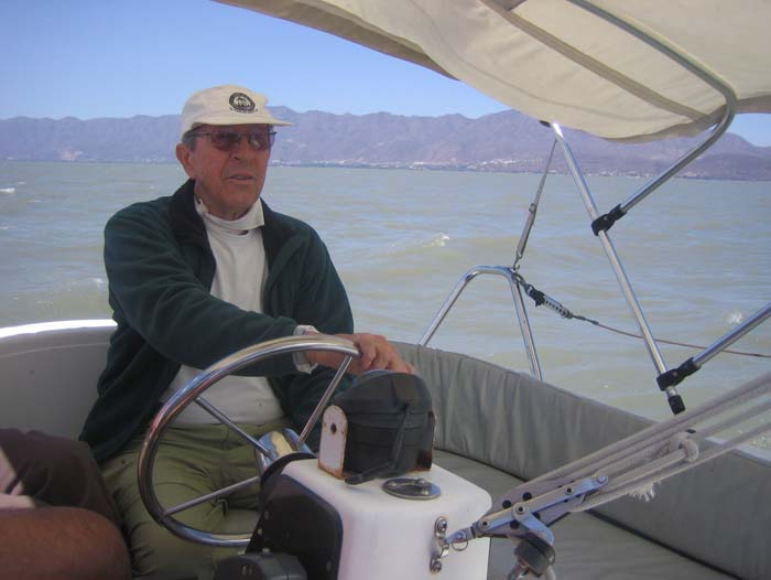 Abueno en velero